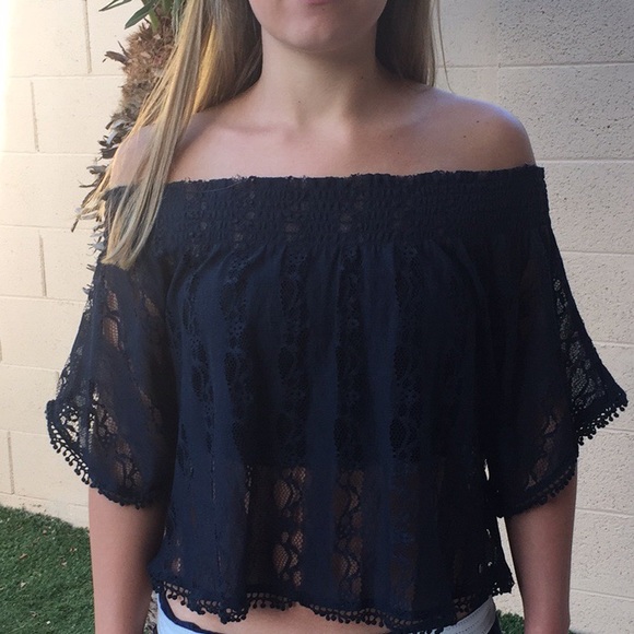 Abercrombie & Fitch Tops - Abercrombie & Fitch off the shoulder top